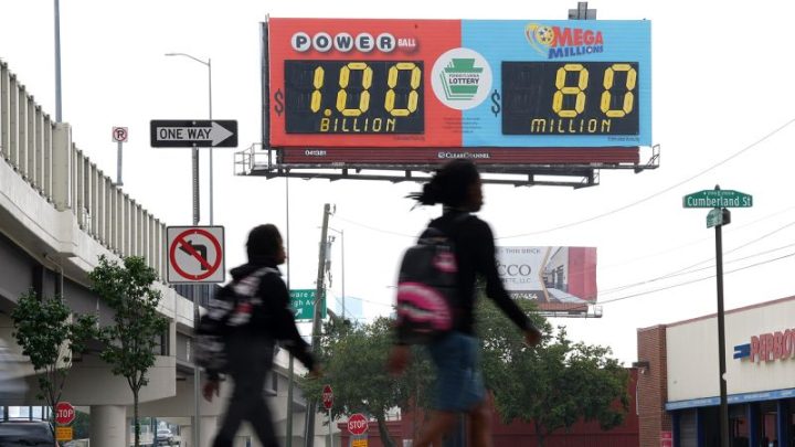 Powerball player in Illinois wins $1 billion jackpot