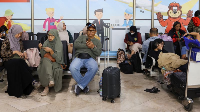 Volcanic ash leaves 170,000 travelers stranded at eight Indonesian airports