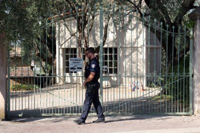 Thieves steal four Renoir paintings from French museum, dropping two as they flee